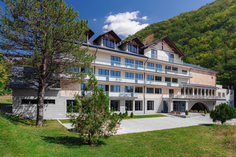 Exterior & Views