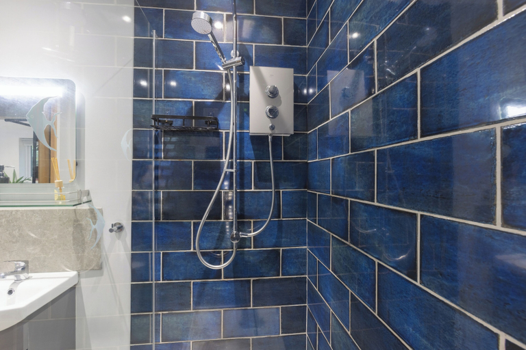 Bathroom 3, 1-bed Coastal Retreat - Sleeps 2, Parking & Wifi, Cornwall