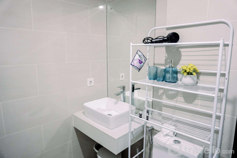 Bathroom, Homey and Cozy Studio Daan Mogot City By Travelio, West Jakarta