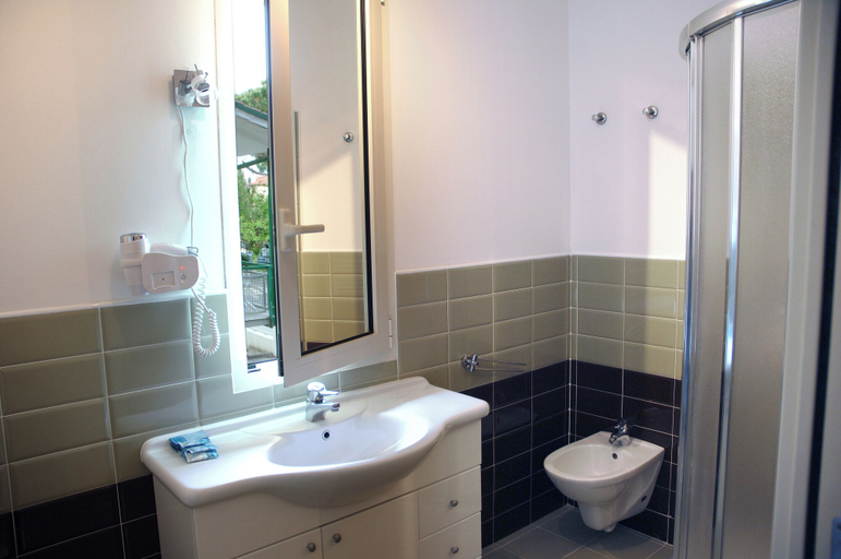 Bathroom 4, Marbella, Ravenna