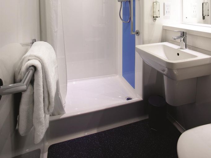 Bathroom 4, Travelodge Norwich Central Riverside, Norfolk