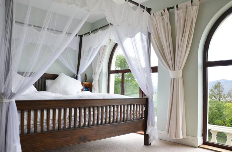 Room 4, 6 Ensuite Bedrooms-sleeps 12-garden-sea & Mtn View