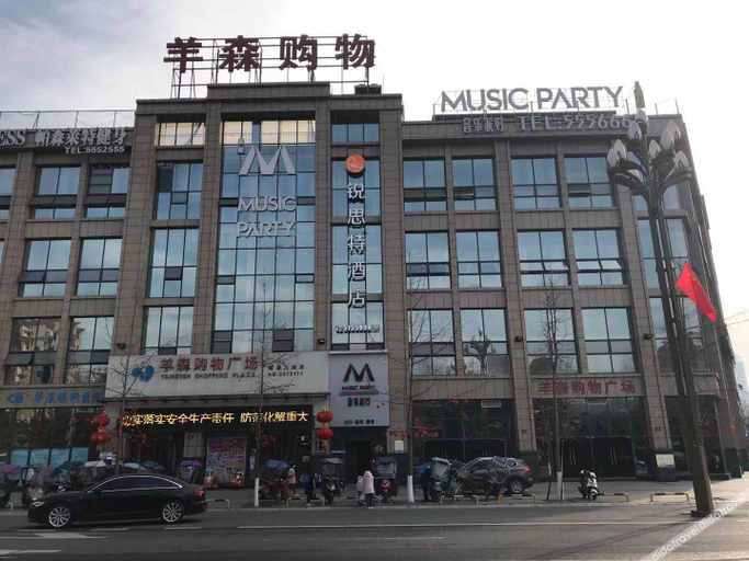 Exterior & Views