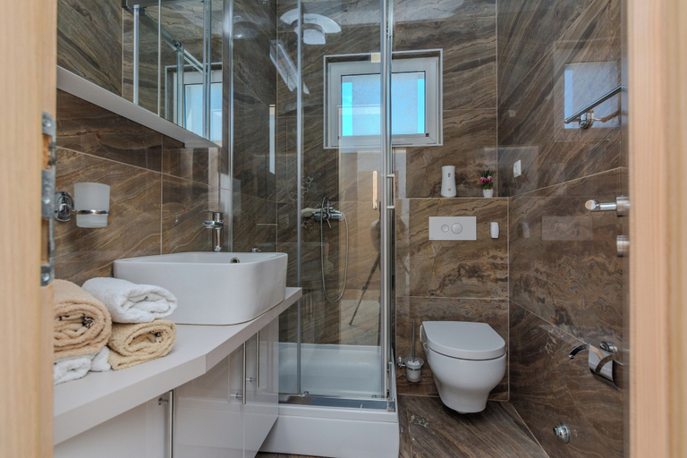 Bathroom 3, Apartments Mavracic, Vir
