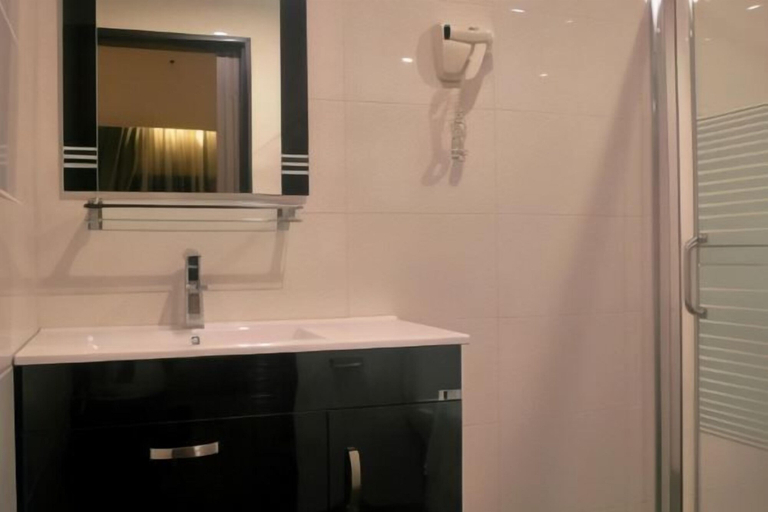Bathroom 14
