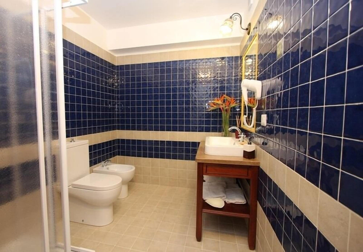 Bathroom 5, Badiula, Syracuse