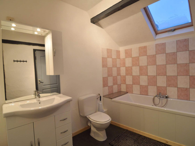 Bathroom 4, Sourbrodt Stay with Pool, Liège