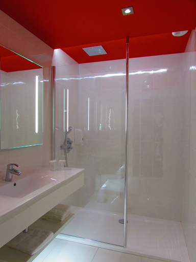 Bathroom 5, Brit Hotel Saint Brieuc Plérin, Côtes-d'Armor