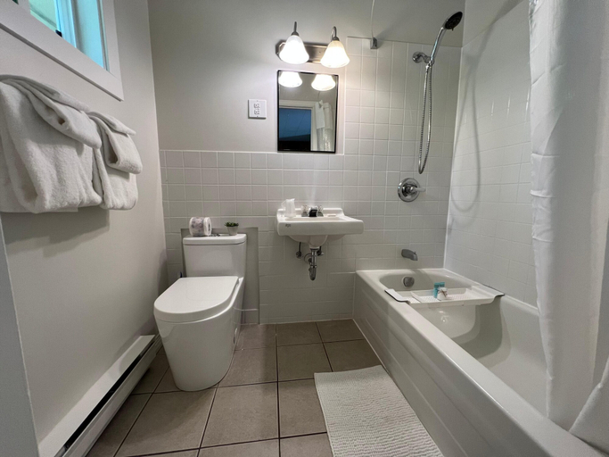 Bathroom 4, Barefoot Villas Room 1 Redwood, Kootenay Boundary