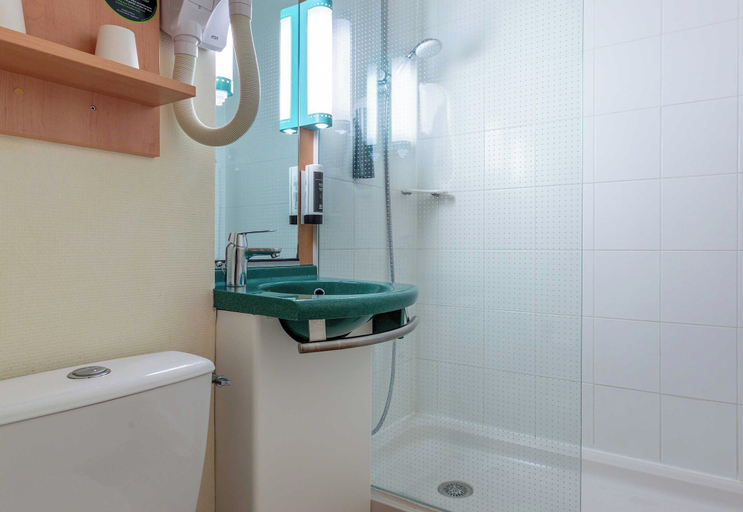 Bathroom, B&B HOTEL Blois Nord Vallée Maillard, Loir-et-Cher