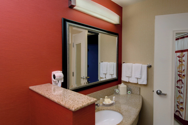 Bathroom, Courtyard by Marriott Madison East, Dane