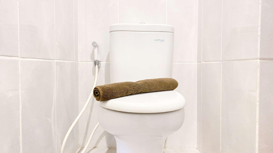 Bathroom 3, WellDesigned Studio Serpong Garden Apt By Travelio, Tangerang