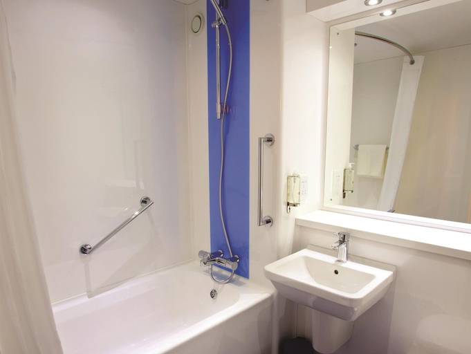 Bathroom 3, Travelodge Manchester Birch M62 Eastbound, Rochdale
