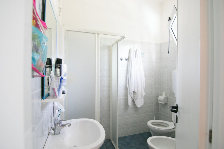 Bathroom 4, Hotel Hollywood, Rimini