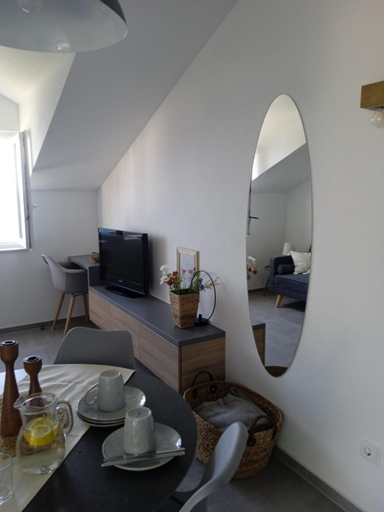 Others 3, Apartmani Nila, Jelsa