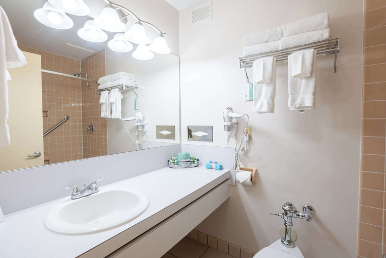 Bathroom 5, Fireside Inn & Suites Waterville, Kennebec