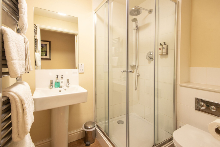 Bathroom 3, The White Hart, Swindon