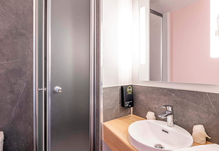 Bathroom 4, B&B HOTEL Bordeaux Mérignac Aéroport, Gironde