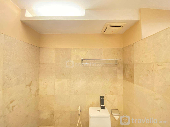 Bathroom 3, Prime & Cozy 3BR Braga City Walk Apt By Travelio, Bandung