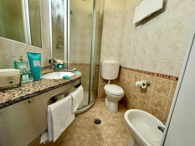 Bathroom 3, Hotel Fontalleccio, Livorno