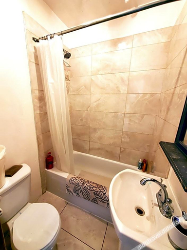 Bathroom 3, Maison Montplaisir, Montréal