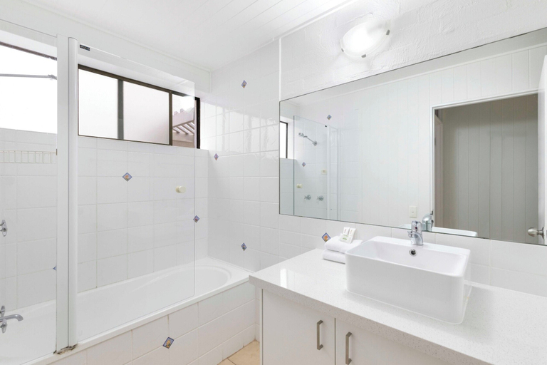 Bathroom, Tea Trees, Noosa - Noosa-Noosaville