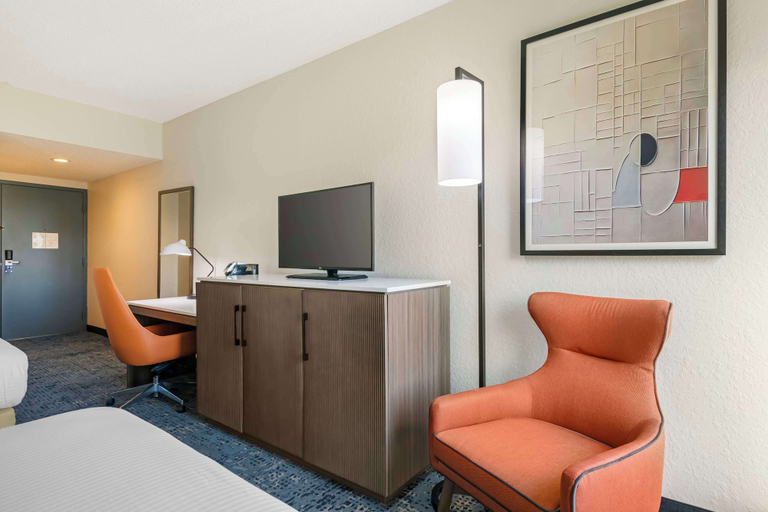 Bedroom 3, Best Western Plus Universal Inn, Orange