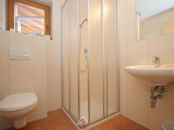 Bathroom, Spacious Apartment in Uderns near Ski Area, Schwaz