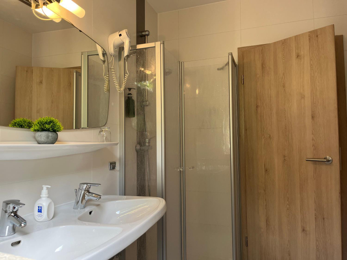 Bathroom, Hotel-Restaurant Berghof, Aschaffenburg