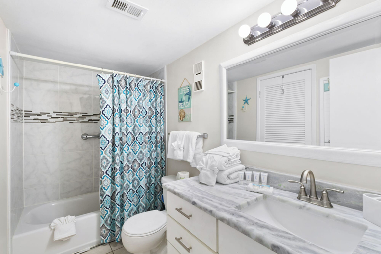 Bathroom 3, Island Sunrise Condos by Hosteeva, Baldwin