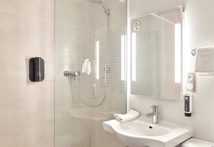 Bathroom 4, B&B HOTEL Corbeil-Essonnes, Essonne