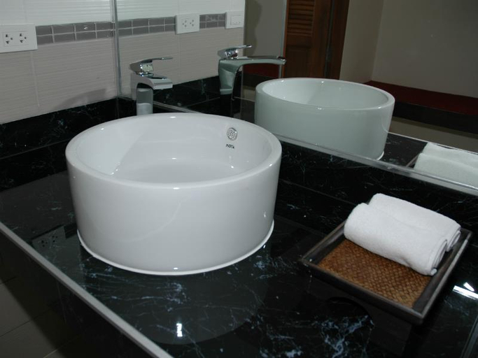 Bathroom 3, East Shore Pattaya Resort, Bang Lamung