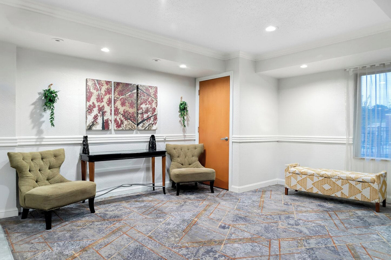 Public Area 2, HomeTowne Studios Auburn Hills, Oakland