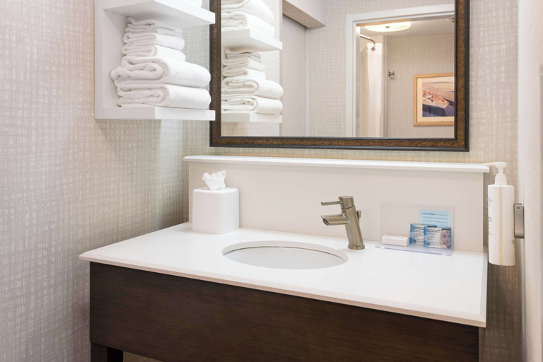 Bathroom 3, Hampton Inn & Suites Wells-Ogunquit, York
