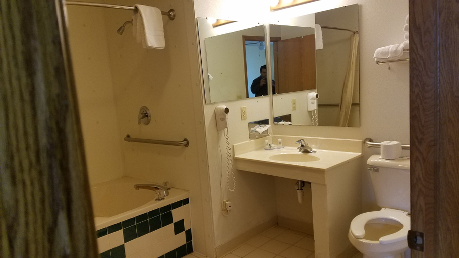 Bathroom 4, Inn of the Pines, Adams