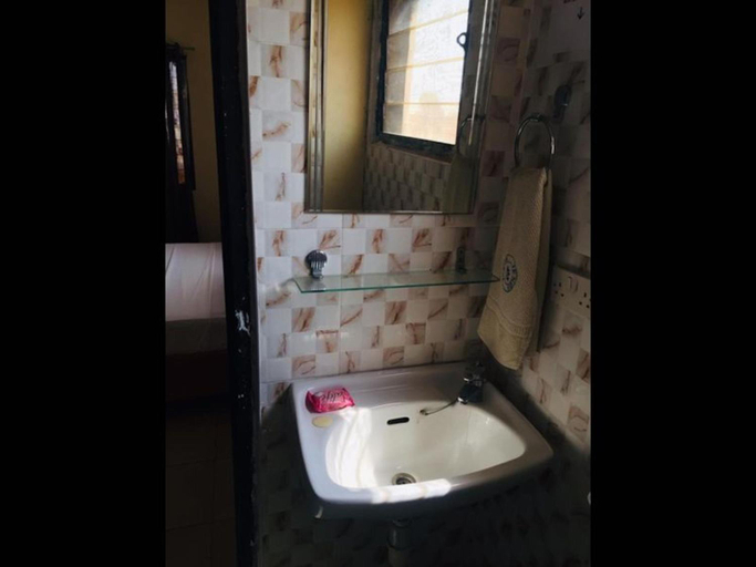 Bathroom 2, Double Room With Sitting Area, Accra