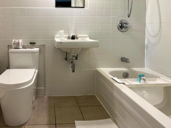 Bathroom 4, Barefoot Villas Room 1 Redwood, Kootenay Boundary