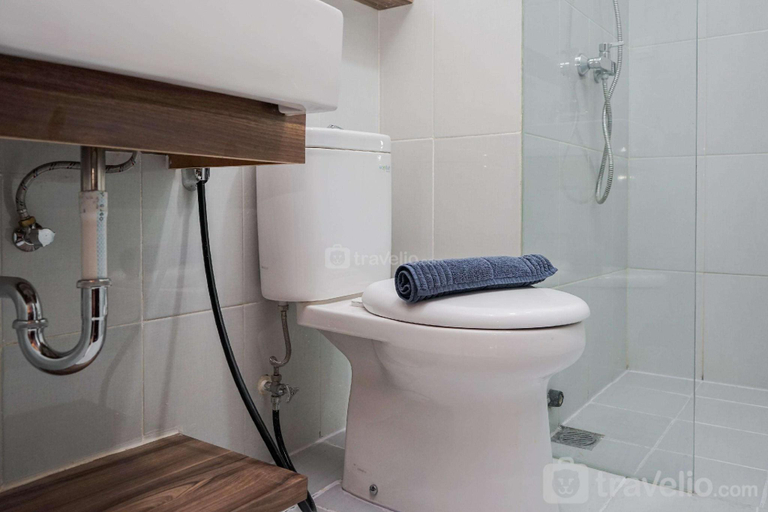 Bathroom 2, Premium Relaxing 2BR Casa de Parco Apt By Travelio, Tangerang