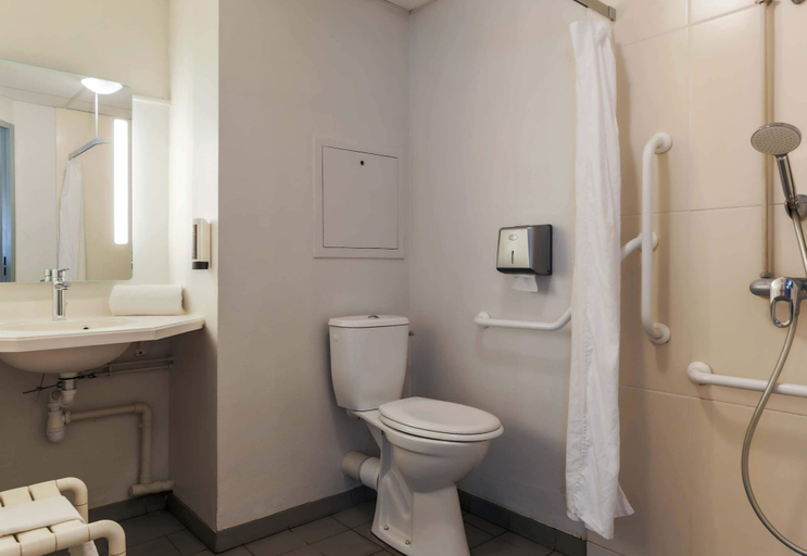Bathroom 5, B&B HOTEL Freyming-Merlebach, Moselle
