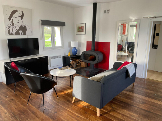 Living room, Beautiful Holiday Home With Swimming Pool, Allier
