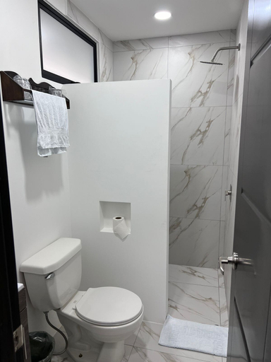 Bathroom 3, Hotel Naralit, Tilarán