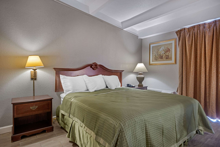 Bedroom 3, Rodeway Inn Clermont North, Lake