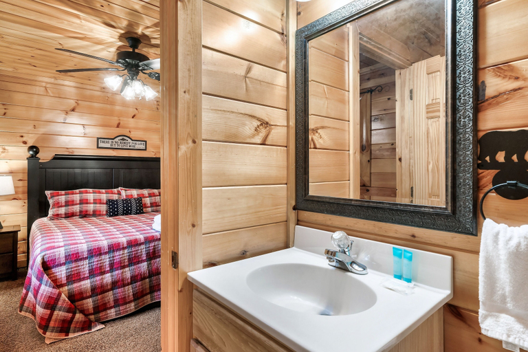Bathroom 3, Cougar Crossing Vista - HotTub Pool View, Sevier