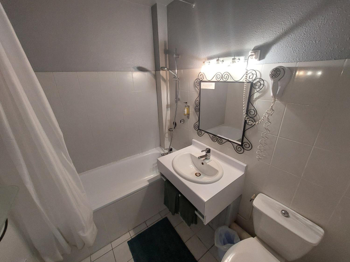 Bathroom 3, Logis Hotels - Le Pont Bernet - Hotel 2 etoiles et restaurant, Gironde