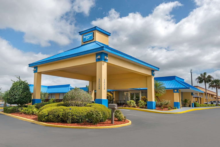 Exterior & Views 1, Rodeway Inn Clermont North, Lake