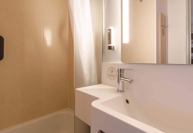 Bathroom 4, B&B HOTEL Moulins Toulon‑sur‑Allier, Allier