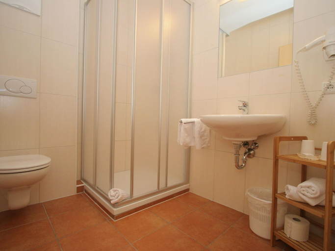 Bathroom 3, Spacious Apartment in Uderns near Ski Area, Schwaz