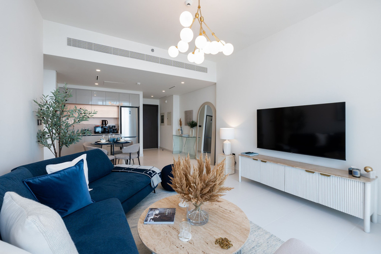 Room 2, Serene 1BR w Private Palm View Balcony, Dubai