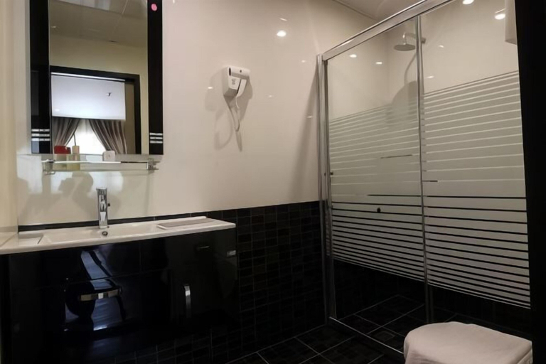 Bathroom 16