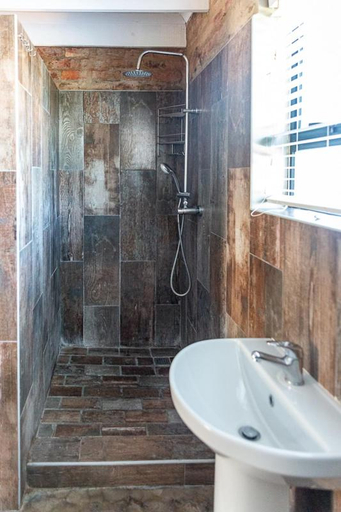 Bathroom 3, Eck-o Breeze self-catering holiday accommodation, Overberg
